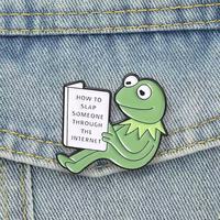 En gros, Broches et épingles en métal créatives et uniques, motif Kermit la grenouille, mignonnes grenouilles liseuses, accessoires de badge en métal