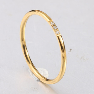 Anillo Minimalista de Oro de 18K de 2mm con Tres Piedras de Circonio en Engaste de Canal, Joyería Unisex para Compromiso - Product Image 2