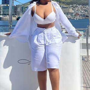 Conjunto de 2 Piezas Blanco para Mujer - Camisa de Manga Larga con Botones y Pantalones Cortos hasta la Rodilla, Estilo Africano - Product Image 4