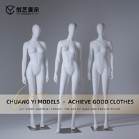 Mannequin de vitrine femme en fibre de verre, corps entier, avec tête flexible, pose assise décontractée, pour présentation en magasin de vêtements féminins