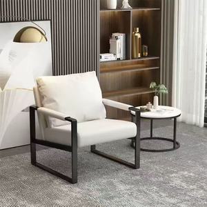 Sofá Minimalista Ergonómico GQK Nórdico Ligero de Una Plaza en Cuero Sintético con Estructura Metálica para Tienda de Ropa Online - Product Image 4
