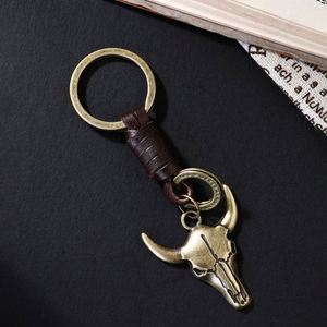 Llavero de metal estilo vaquero europeo occidental, con colgante de aleación de cobre y plata antiguo, cabeza de toro vintage y cuero de vaca bicolor - Product Image 3