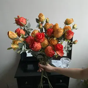 Rose en soie, nouveau design, boule effet brûlé, pour salon, fleurs décoratives, fête des Mères, romantique, 4 têtes, tige unique - Product Image 1