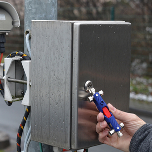 กุญแจอเนกประสงค์แบบดับเบิ้ลจอยท์ของไนเพ็กซ์สำหรับตู้ควบคุมและซีลท่อสวิตช์เกียร์ - Product Image 1