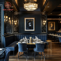 Ensemble de chaises de banquettes en velours bleu foncé européen avec table en marbre à bordure dorée et structure métallique pour salle à manger, café, restaurant, hôtel