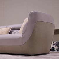 Canapé en cuir de luxe italien au design original, lignes droites, avec pieds en acier inoxydable et rembourrage en éponge