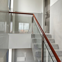 Rampe d'escalier moderne sur mesure en verre et acier inoxydable pour villa, balustrade et main courante pour escalier en colimaçon