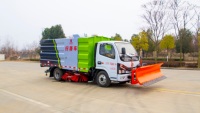 Camion balayeuse routière avec pelle à neige, réservoir d'eau de 1,5 m³ et bac à poussière de 4 m³, vente directe d'usine, véhicule de nettoyage de rue personnalisable