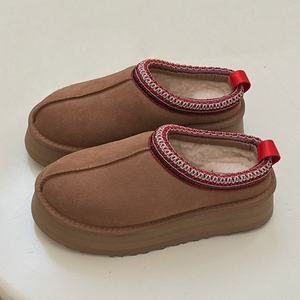 Las UGGs son una Marca Popular de Botas de Nieve Clásicas de Alta Calidad y Zapatos Casuales Aptos para Uso en Interiores y Exteriores - Product Image 3