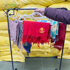 Venta al por Mayor de Chales de <span class=keywords><strong>Segunda</strong></span> <span class=keywords><strong>Mano</strong></span> YIJIAYI de Alta Calidad, Grado A, Colores Mezclados, Limpios, Modernos, Cómodos, de Mezclilla, para Todas las Temporadas, para Adultos - Product Image 3