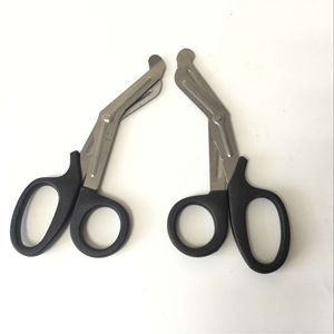 Tijeras Curvas de Acero Inoxidable de 15 cm, Borde Liso Negro, para Cinta de Kinesiología, Gasa, Vendaje, Uso Hospitalario y Clínico - Product Image 4