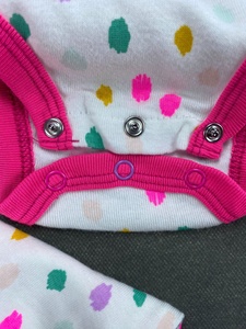 Conjunto de tres piezas original para bebé niña 2026: mono, pantalón y camiseta de algodón de punto con diseño estampado y etiqueta en el cuello. - Product Image 3