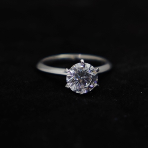 Anel Clássico Simples em Ouro 18K e Diamante de Laboratório de 2 Quilates com Corte Redondo IGI GIA Joia de Luxo para Festas e Casamentos - Product Image 5