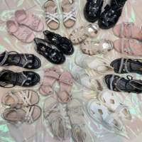 Sandales pour garçons et filles YEJIAOLAN, nouvelle collection printemps, en cuir microfibre PU PVC, à la mode, à bride unique, avec boucle stylée, très tendance
