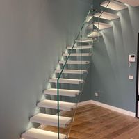 Escalier intérieur moderne avec garde-corps en verre, escalier flottant en bois massif, design d'escalier avec éclairage LED