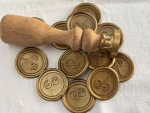 Sceau de cire en papier métallisé coloré avec manche en bois, motif croix fait main pour cartes de mariage et emballages - Product Image 2