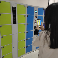 Armoire de rangement électronique intelligente moderne pour l'extérieur, en acier et métal, pour le stockage de colis dans les centres commerciaux et les gymnases