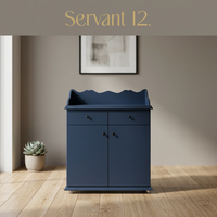 Buffet de salon bleu en bois traditionnel festonné avec 2 tiroirs, portes Shaker et 3 étagères