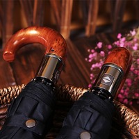 Vente en gros semi-automatique classique manche en bois triple imperméable tissu nylon 190T parasol hommes cadeau d'affaires parapluies