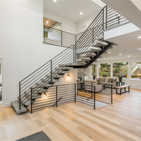 Escalier droit intérieur en acier et bois avec garde-corps en verre à poutre monobloc