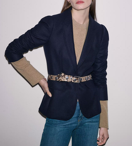 Blazer negro entallado para mujer con hombros acolchados, solapa con muescas y silueta ajustada, perfecto para la oficina - Product Image 2