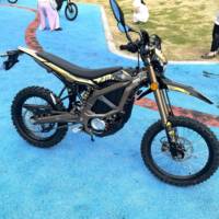 Sur Ron Ultra Bee Moto Électrique Tout-Terrain 74V 60Ah 24.5KW Prête à l'Expédition Cadre en Alliage d'Aluminium Vélo de Montagne Électrique Surron