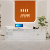 Comptoir de caisse en MDF peint avec rangement, design minimaliste pour magasins de vêtements, salons de manucure, comptoirs de bar, cliniques de beauté et de médecine