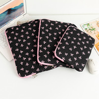 Housse d'ordinateur portable en polyester avec logo personnalisé, design nœud mignon, motif floral matelassé, convient aux ordinateurs portables de 11 à 15 pouces, pour filles, usage quotidien et scolaire.
