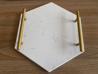 Plateau de service rectangulaire en marbre blanc nordique écologique de luxe COSEN avec poignée dorée et motif gravé pour l'utilisation dans les hôtels et les restaurants