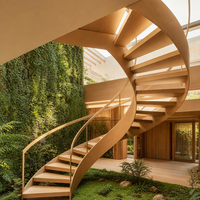Escalier courbé de style Japandi moderne avec finitions en chêne clair de qualité supérieure