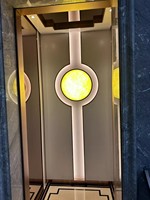 Miroir mural carré en acier inoxydable pleine hauteur OEM avec porte télescopique automatique et éclairage LED pour cabine d'ascenseur d'hôtel