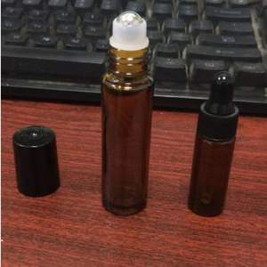 Flacon à bille en verre ambré brun de 10 ml avec logo personnalisé, bille en acier et capuchon noir doré - Product Image 2