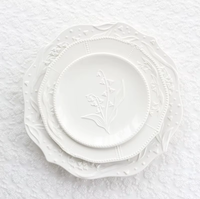 Service de vaisselle en céramique avec motif de muguet en relief européen, assiettes blanches en relief faites à la main pour les événements de mariage