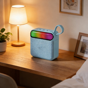 Mini Altavoz Portátil RGB BT con Micrófono, Correa de Mano para Karaoke, Batería Recargable para Campamentos al Aire Libre, Fiestas en la Playa y el Hogar - Product Image 3
