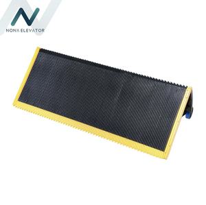 DAA26140NNP15 에스컬레이터 부품 스테인리스 스틸 에스컬레이터 스텝 노란색 플라스틱 구분선 포함 - Product Image 1