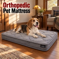 Matelas orthopédique pour chien en marque propre avec noyau en fibre de coco de 8 cm de hauteur totale et housse grise à motif triangulaire