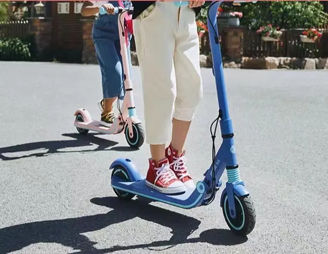 V 분홍색과 파란 선택권 빛 소녀 Segway Ninebot E8 를 위한 소형 10KM 범위 전기 스쿠터