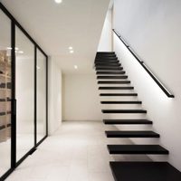 Villa moderne Escaliers flottants d'intérieur préfabriqués avec lumière LED Escaliers droits en bois massif Garde-corps en verre pour appartements