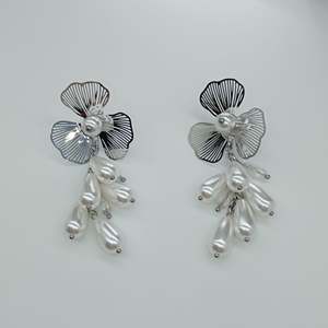 Boucles d'oreilles pendantes en acier inoxydable 316L plaqué or PVD, design fleur durable et résistant - Product Image 1