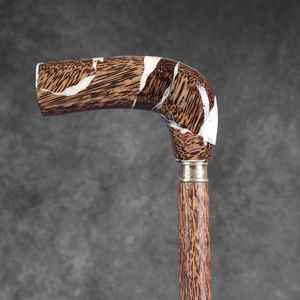Bâton de marche unique en résine et bois, avec un design décoratif et une construction robuste pour un usage quotidien - Product Image 2