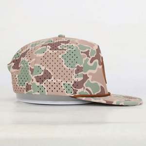 Gorra Snapback OEM Personalizada de 5 Paneles con Parche de Cuero Deportivo, Diseño de Camuflaje 'Old School Duck', Agujeros Cortados con Láser y Logotipo, Venta al por Mayor - Product Image 2