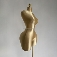 Mannequin femme doré grande taille avec support métallique doré, modèle de couture pour robes et présentation de vêtements