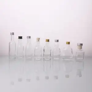 Wholesale Custom 50ml Round Mini Wine Bottle Wedding Favor 50 Ml Liquor Small Whisky Vodka Glass Bottle With Screw Metal Cap