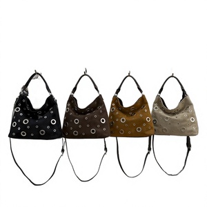 Nuevo Bolso de Hombro Impermeable de PU con Remaches y Cremallera, Versátil, Sofisticado, Moderno, Casual y Minimalista - Product Image 2