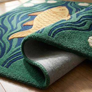 Tapis en laine coloré motif poissons Koi avec éléments coquillages ivoire et surface tuftée à la main pour salon, chambre, chambre d'enfant et espace enfant - Product Image 4