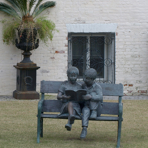 Statue de bronze grandeur nature d'un garçon et d'une fille sur un tronc d'arbre lisant un livre pour <span class=keywords><strong>la</strong></span> décoration de jardin - Product Image 6