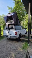 Cubierta Aerodinámica de Perfil Bajo para Camioneta Ford F-150 con Caja Corta de 5.5 pies, Tapa de Aluminio Resistente a la Intemperie con Vidrio Tintado y Barras Transversales