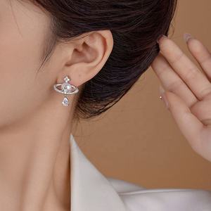 Boucles d'oreilles clous en perles trèfle à quatre feuilles simples et polyvalentes pour femmes, personnalisables avec un détail en pompon et en zircon - Product Image 6