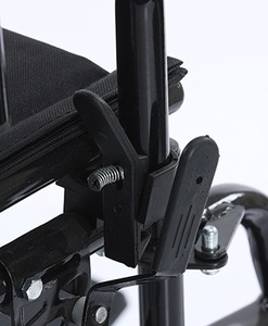 Professioneller manueller Rollstuhl mit breiten Vorderrädern und hochklappbaren Armlehnen für medizinische Einrichtungen - Product Image 5