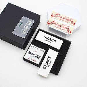 Tessuto personalizzato ricamato di vendita calda nuovo prodotto su misura accessori di abbigliamento abbigliamento satinato tessuto <span class=keywords><strong>etichette</strong></span> per i vestiti - Product Image 1